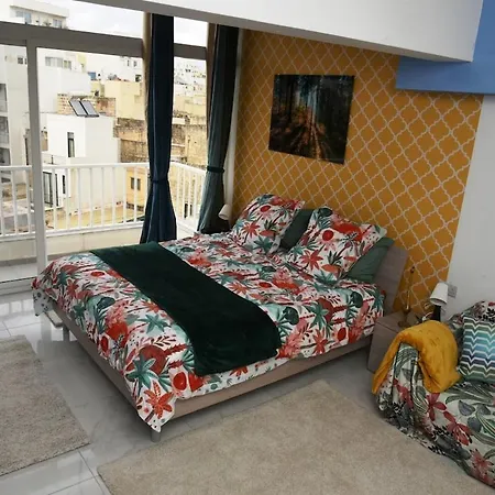 Designer 5 Star Garden Penthouse Hot Tub Marina Skyline Apartment Msida