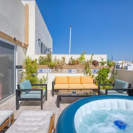 Апартаменты Designer 5 Star Garden Penthouse Hot Tub Marina Skyline Мсида