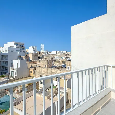Designer 5 Star Garden Penthouse Hot Tub Marina Skyline